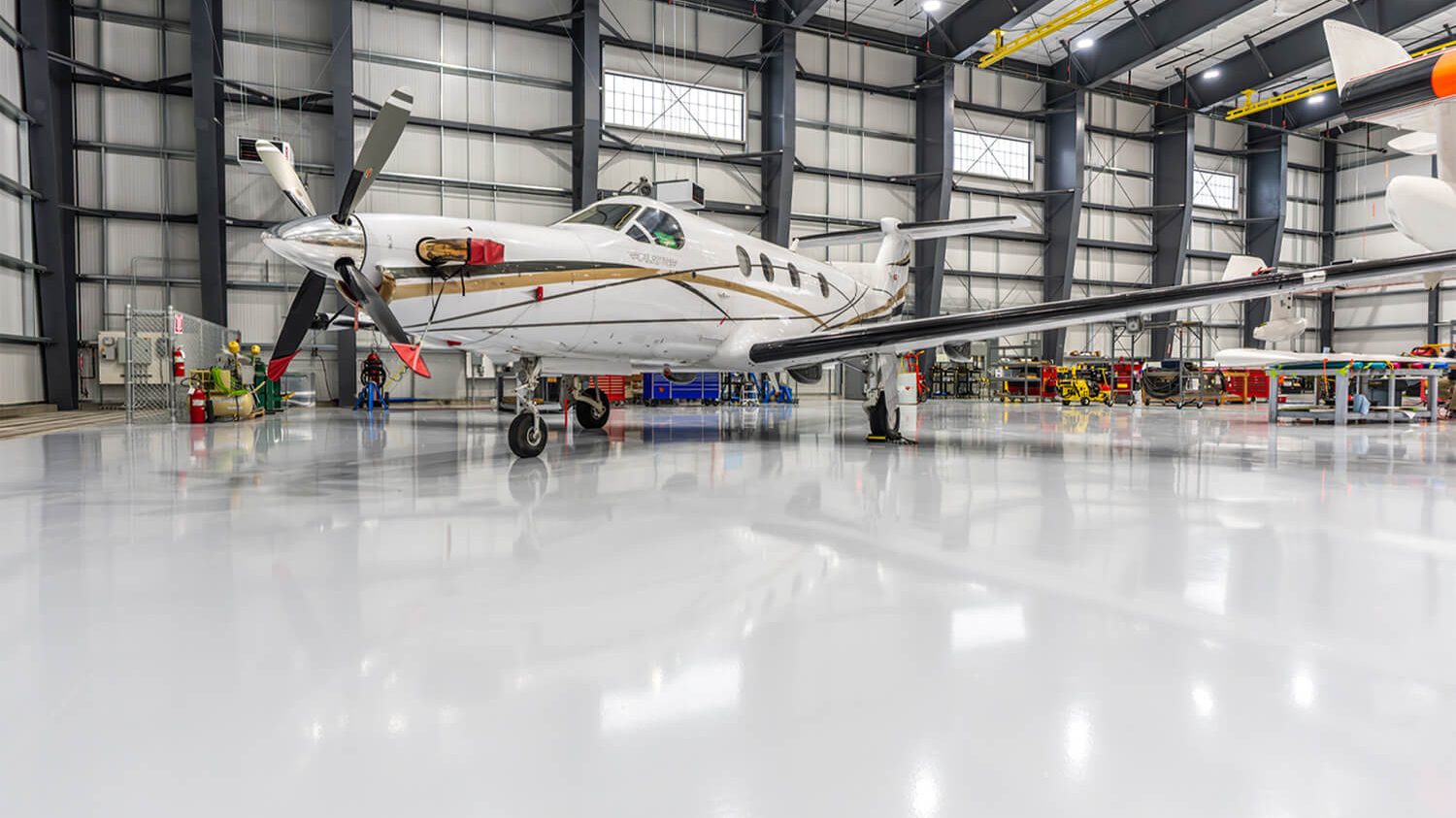 Aircraft hangar with a high-gloss floor coating